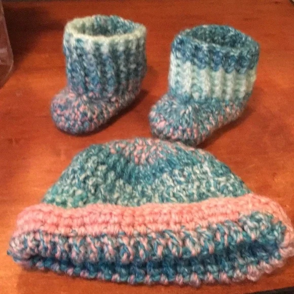 🌺 Baby hat & booties hand crocheted pink and blue - Picture 8 of 8